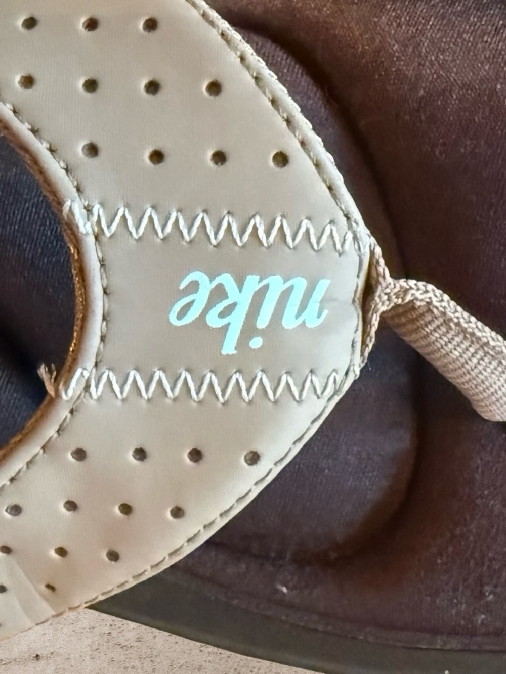 🥥 NIKE Tan and Black Cushioned Flip Flop Sandals - Picture 3 of 7